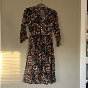 dress , buttons at chest, tie back, 3/4 sleeves, pleated waist 
fun pattern